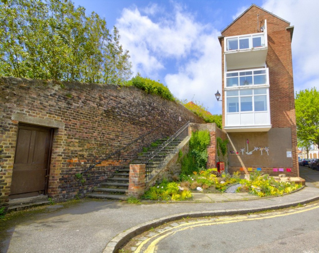 Lot: 147 - TWO-BEDROOM APARTMENT WITH SEA VIEWS - Bayle Court side view